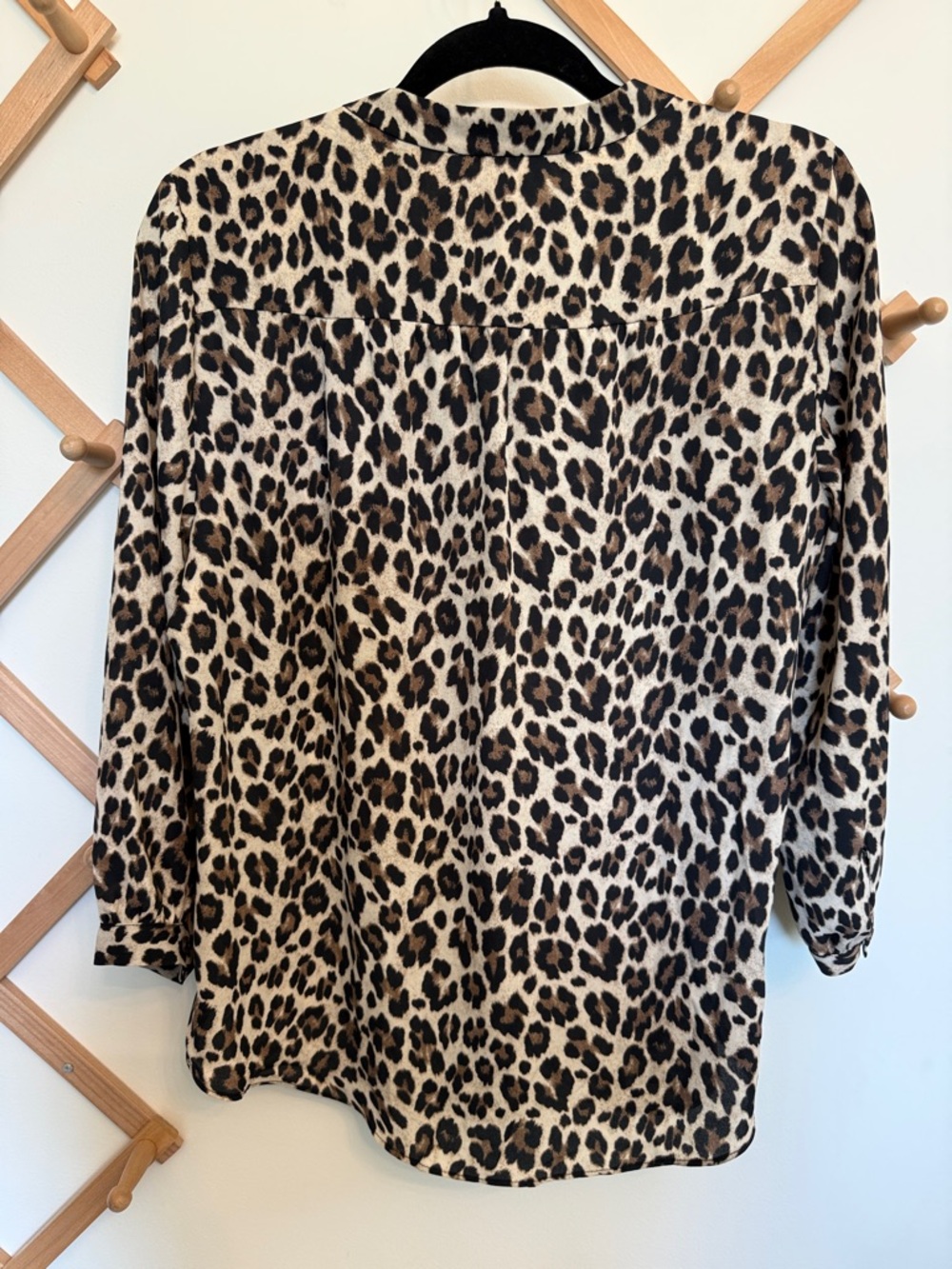 Vince Camuto Leopard Print V-Neck Blouse - Picture 5 of 5